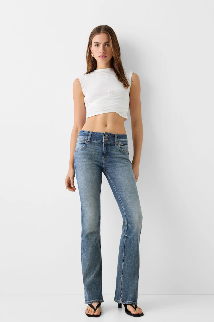 Джинсы Bershka: https://www.bershka.com/de/low-waist-bootcut-jeans-c0p149435616.html?colorId=432