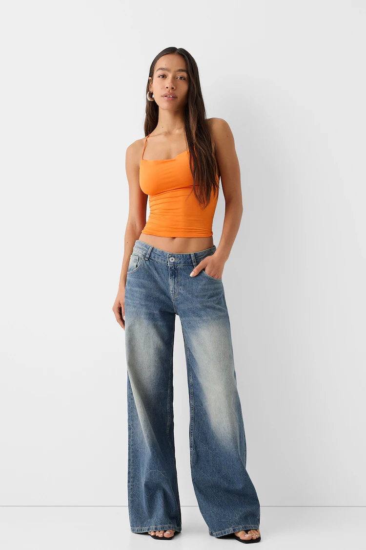 Джинсы Bershka: https://www.bershka.com/de/low-waist-baggy-jeans-c0p154527993.html?colorId=428