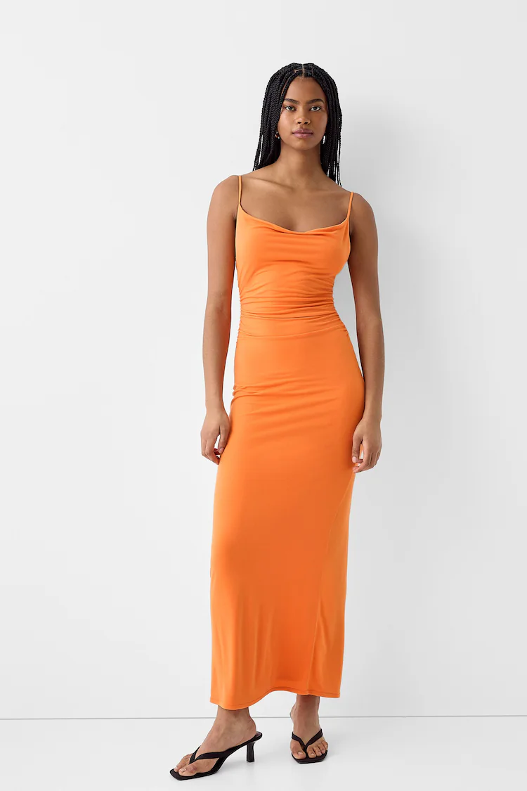 Платье Bershka: https://www.bershka.com/de/drapiertes-maxikleid-mit-tr%C3%A4gern-c0p158876888.html?colorId=615