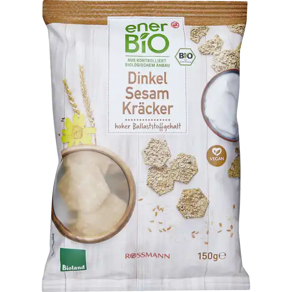 enerBiO Dinkel Sesam Krcker: Цвет: Produktbeschreibung und details    losgecruncht Alle knusprigen BioZutaten sind vier Unsere enerBiO Dinkel Sesam Krcker sind ein herzhaft leckerer Snack fr zwischendurch  aus Dinkel Sesam der glutenfreien TamariSojasauce und ReismehlUnd wie wirds hergestellt Zunchst wird geknetet Die wertvollen BioZutaten werden zuerst vermengt und anschlieend zu einem festen Teig verknetet welcher im Anschluss dnn ausgerollt und mit Sesam bestreut wird Nach dem Backvorgang sind die Krcker schn knusprig und besitzen ihren aromatischen Geschmack Alle Produkte unserer ROSSMANNMarke enerBiO stammen aus kontrolliert biologischem Anbau Durch eine schonende sorgfltige Verarbeitung erhalten wir hierbei sowohl die Hochwertigkeit als auch den natrlichen Geschmack Zudem lassen wir unsere Produkte regelmig durch unabhngige Institute berprfen  so gewhrleisten wir eine gleichbleibende Qualitt vegan hoher Ballaststoffgehalt Lebensmittelunternehmer Name Dirk Rossmann GmbH Adresse Isernhgener Strae   Burgwedel wwwrossmannde Bio Zertifikat DEKO UrsprungslandHerkunftsort EUNichtEULandwrtschaft Testurteile Qualittssiegel ampamp Verbandszeichen Rechtlich vorgeschriebene Produktbezeichnung Bio Knabbergebck aus Dinkelvollkornmehl Zutaten   DINKELVOLLKORNMEHL    SESAM  SOJASAUCE Tamari Wasser SOJABOHNEN  Meersalz Reismehl Meersalz aus kontrolliert biologischem Anbau Kann Spuren von MANDELN NSSEN MILCH EI und SELLERIE enthalten Nhrwerte Durchschnittliche Nhrwertangaben pro  g Energie  kj   kcal Fett  g davon  gesttigte Fettsuren  g Kohlenhydrate  g davon  Zucker  g Ballaststoffe  g Eiwei  g Salz  g Gebrauch Aufbewahrung und Verwendung Aufbewahrungs und Verwendungsbedingungen Trocken lagern und vor Wrme schtzen
https://www.rossmann.de/de/lebensmittel-enerbio-dinkel-sesam-kraecker/p/4305615924137