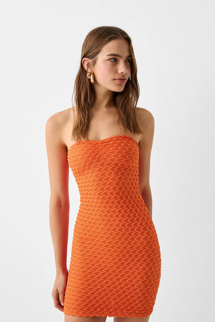 Платье Bershka: https://www.bershka.com/de/bandeau-minikleid-mit-spitzenkante-c0p156293020.html?colorId=615