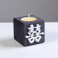 Свеча в деревянном подсвечнике "Куб, Иероглифы. Счастье", цвет: "Эбен", 6х6х6 см, манго: 
