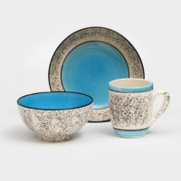 Набор посуды "Алладин", керамика, синий, 3 предмета: салатник 700 мл, тарелка 20 см, кружка 350 мл, 1 сорт, Иран: Цвет: Набор керамической посуды для тех, кто ценит качество и красоту.</p><h3>Посуда имеет ряд преимуществ:</h3><ul><li>выполнена из высококачественной керамики, что обеспечивает прочность и долговечность;</li><li>керамика является экологически чистым материалом, не содержит вредных веществ;</li><li>легко моется;</li><li>форма тарелки позволяет красиво оформить блюда и сделать подачу более привлекательной.</li></ul><h3>Эксплуатация:</h3><ul><li>керамическую посуду можно использовать только для запекания блюда в печи, духовке. На открытый огонь (газовую, электрическую плиту с конфорками) ее ставить нельзя;</li><li>нельзя подвергать керамическую посуду резким перепадам температуры (например, ставить керамический горшочек с помещенными внутрь продуктами для приготовления в раскаленную духовку);</li><li>для мытья рекомендуется использовать горячую воду, пищевую соду или мягкие моющие средства;</li><li>перед первым использованием керамическую посуду рекомендуется замочить в прохладной воде. Вода должна покрывать изделие целиком.</li></ul>
: Керамика ручной работы
