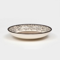 Тарелка керамическая "Обеденная", 550 мл, 20 см, серая, 1 сорт, Иран: Цвет: Керамическая тарелка данной серии - это отличный вариант для тех, кто хочет создать уютную атмосферу за столом, порадовать своих близких красивым обедом и ужином.</p><h3>Она имеет ряд преимуществ:</h3><ul><li>выполнена из высококачественной керамики, что обеспечивает прочность и долговечность;</li><li>керамика является экологически чистым материалом, не содержит вредных веществ;</li><li>легко моется;</li><li>форма тарелки позволяет красиво оформить блюда и сделать подачу более привлекательной.</li></ul><h3>Эксплуатация:</h3><ul><li>керамическую посуду можно использовать только для запекания блюда в печи, духовке. На открытый огонь (газовую, электрическую плиту с конфорками) ее ставить нельзя;</li><li>нельзя подвергать керамическую посуду резким перепадам температуры (например, ставить керамический горшочек с помещенными внутрь продуктами для приготовления в раскаленную духовку);</li><li>для мытья рекомендуется использовать горячую воду, пищевую соду или мягкие моющие средства;</li><li>перед первым использованием керамическую посуду рекомендуется замочить в прохладной воде. Вода должна покрывать изделие целиком.</li></ul>
: Керамика ручной работы
