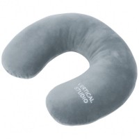 VERTICAL STUDIO quotNorrkpingquot neck pillow gray: Цвет: Brand: VERTICAL STUDIO Material: 100% polyester Filling: 100% polypropylene Brand logo at the right end Dimensions (LxWxH): approx. 28 x 34 x 8 cm Standard U-shape soft upper material for a comfortable fit relieves neck and shoulder strain ideal for cars, planes, travel and at home NEW, with original packaging
https://www.sportspar.com/vertical-studio-norrkoeping-neck-pillow-gray