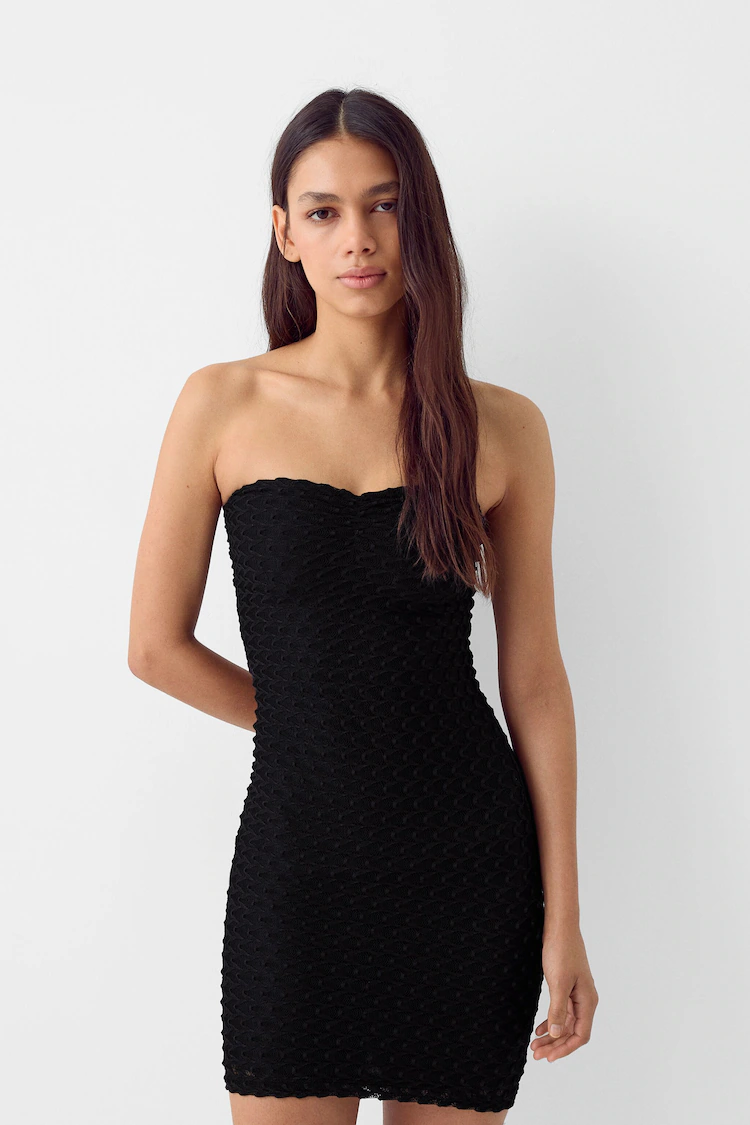 Платье Bershka: https://www.bershka.com/de/bandeau-minikleid-mit-spitzenkante-c0p156293019.html?colorId=800