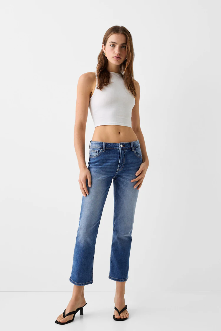 Джинсы Bershka: https://www.bershka.com/de/cropped-schlaghose-c0p150266989.html?colorId=400