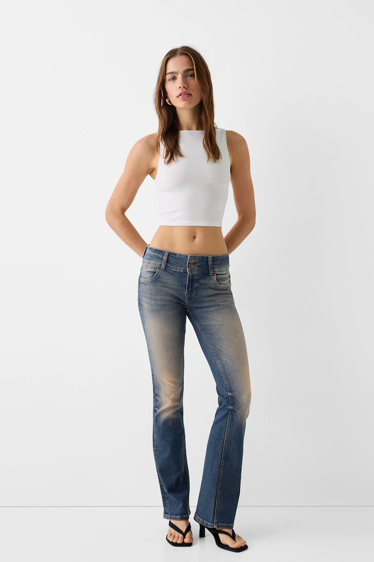 Джинсы Bershka: https://www.bershka.com/de/low-waist-bootcut-jeans-c0p149435617.html?colorId=400
