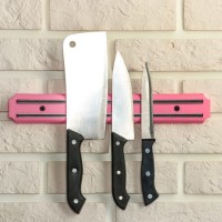 Держатель для ножей магнитный, 33 см, цвет розовый: Цвет: Магнитный держатель — это решение для тех, кто стремится использовать пространство кухни максимально эффективно. Качественное изделие придётся по душе каждому практичному хозяину. Почему?устройство экономит место на тумбах и столах, позволяя размещать ножи как можно более компактно; предмет безопасен для режущей кромки ножа; лезвия защищены от воздействия влаги, которая скапливается в полостях подставок; приспособление можно использовать для хранения различной металлической утвари, например ножниц и лопаток; современный дизайн делает предмет украшением кухни. Держатель легко крепится на стену. Прибор отличает высокое качество и долгий срок службы.
: Китай

