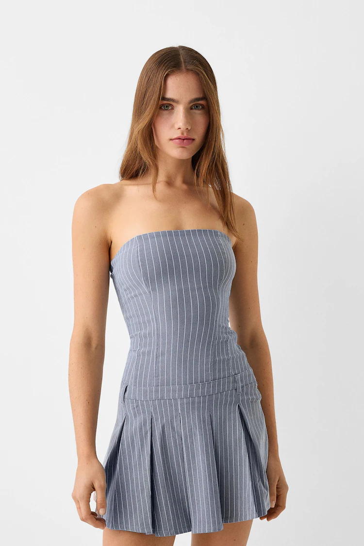 Платье Bershka: https://www.bershka.com/de/kurzes-kleid-mit-kellerfalten-c0p150907942.html?colorId=044