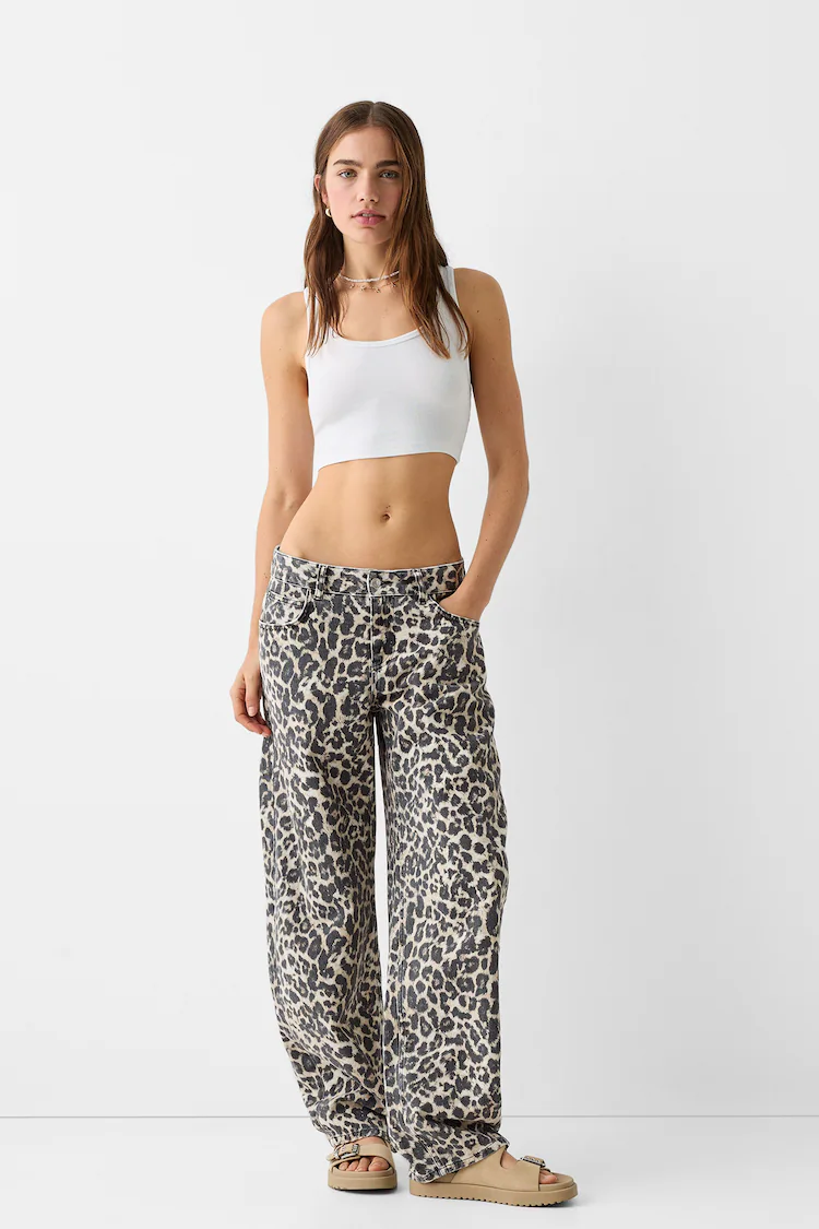 Джинсы Bershka: https://www.bershka.com/de/balloon-jeans-im-baggy-fit-mit-print-c0p159092178.html?colorId=746