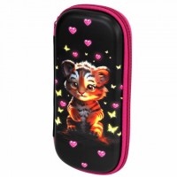 Пенал ЮНЛАНДИЯ, 1 отделение, 1 откидная планка, карман, EVA покрытие soft-touch, 22х10х5 см, "Tiger cub", 273185: Цвет: Пенал каркасный ЮНЛАНДИЯ выполнен из современного и экологичного материала EVA с эффектом soft-touch. Вмещает до 50 канцелярских предметов стандартного размера.
: ЮНЛАНДИЯ
: Китай
: Школа
: Пеналы
: Пеналы каркасные
Пенал прямоугольной формы с одним вместительным отделением. Внутри карман из сеточки на молнии, а также откидная планка с органайзером на 4 предмета. Вмещает до 50 канцелярских предметов стандартного размера. Пенал оснащен молнией с двумя металлическими бегунками.Благодаря каркасу пенал отлично сохраняет форму. Материал пенала EVA – легкий, не вызывает аллергии, поверхность водонепроницаемая, мягкая и приятная на ощупь, с покрытием soft-touch. Снаружи дизайн дополнен уникальным 3D-эффектом – выпуклым рельефным изображением. Пенал имеет оптимальный размер 22х10х5 см для размещения в нем всех необходимых для школы письменных предметов и канцелярии. Удобный и вместительный, не займет много места в ранце или рюкзаке. Поставляется в прозрачной упаковке с европодвесом.Отлично подойдет для дошкольников и школьников, в качестве подарка для выпускников детских садов, первоклассников, а также на день рождения ребенку любого возраста.