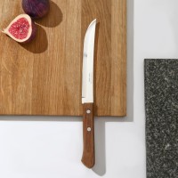 Нож кухонный универсальный Universal, лезвие 15 см, сталь AISI 420, деревянная рукоять: Цвет: Удобный и качественный нож Tramontina Polywood для мяса станет помощником на долгие годы.</p><h3>Преимущества:</h3><ul><li>Лезвие из нержавеющей стали отличается прочностью и долговечностью заточки.</li><li>Удобная деревянная ручка облегчает хват и предотвращает усталость рук.</li></ul><h3>Эксплуатация:</h3><ul><li>Высококачественные кухонные ножи не рекомендуется мыть в посудомоечной машине. По ряду причин производители ножей рекомендуют исключительно ручную мойку.</li><li>Сразу после использования ножи должны быть вымыты вручную и высушены, в противном случае лезвия ножей могут потемнеть. Если появились небольшие изменения оттенка стали или пятна на лезвии — используйте для очистки только мягкие, не содержащие хлор или абразивы средства.</li><li>Ножи лучше всего хранить отдельно от остальной посуды, так как это поможет избежать возможных повреждений режущей кромки и полотна лезвия от посторонних контактов с твердыми предметами. Не храните ножи в традиционном выдвижном кухонном ящике вперемешку друг с другом! Лучше всего их держать в специальной подставке или на магнитном держателе.</li></ul>
: Tramontina
