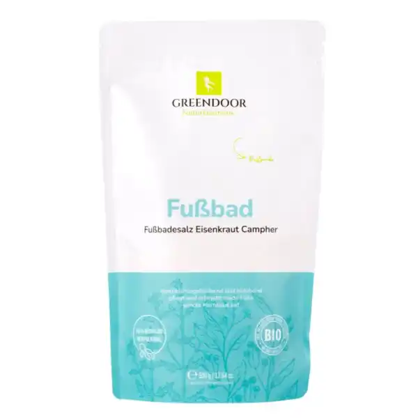 GREENDOOR Fubad Fubadesalz Eisenkraut Campher: Цвет: Produktbeschreibung und details Das Greendoor belebende Fubad mit Molke franzsischem Meersalz Campher therischem l Eisenkraut und Rosmarin verwhnt die Fsse und pflegt sie sanft Die feine Rezeptur hilft mden und schweren Beinen sich zu regenerieren Ihre Haut fhlt sich danach samtweich und gepflegt an Die perfekte Entspannung nach einem langen Tag natrlich frische und belebte Fe Ohne aggressive Tenside ohne Farbstoffe ohne Konservierungsmittel ohne Paraffine ohne Minerall ohne Silikone ohne Parabene natrlich ohne Tierversuche PETA geprft Kontaktdaten Greendoor Naturkosmetik GmbH Gewerbestrae Sd   Hurlach wwwgreendoornaturkosmetikde UrsprungslandHerkunftsort Deutschland Anwendung und Gebrauch Geben Sie    Esslffel Fubad in eine Schssel und fllen Sie warmes Wasser ein Es entwickelt sich ein sanfter pflegender Schaum der Ihre Fsse verwhnt Der zitronigkruterige Duft von Eisenkraut und Rosmarin lsst Sie rasch entspannen Belebender Campher frdert die Durchblutung und belebt Ihre Fe Gebrauch Aufbewahrung und Verwendung Aufbewahrungs und Verwendungsbedingungen Bitte immer gut verschlossen und trocken aufbewahren Inhaltsstoffe Maris Sal Sodium Bicarbonate Citric Acid Lac Powder Sodium Lauryl Sulfoacetate Simmondsia Chinensis Jojoba Seed Oil Camphor Parfum ther le Zitronenverbene Rosmarin Tocopherol Citral Geraniol Limonene Citronellol  natrliche Inhaltsstoffe der therischen le   aus kontrolliert biologischem Anbau   atlantisches Meersalz Warnhinweise und wichtige Hinweise Warnhinweise Auerhalb der Reichweite von Kindern aufbewahren Nur fr den ueren Gebrauch
https://www.rossmann.de/de/pflege-und-duft-greendoor-fussbad-fussbadesalz-eisenkraut-campher/p/4064133001187