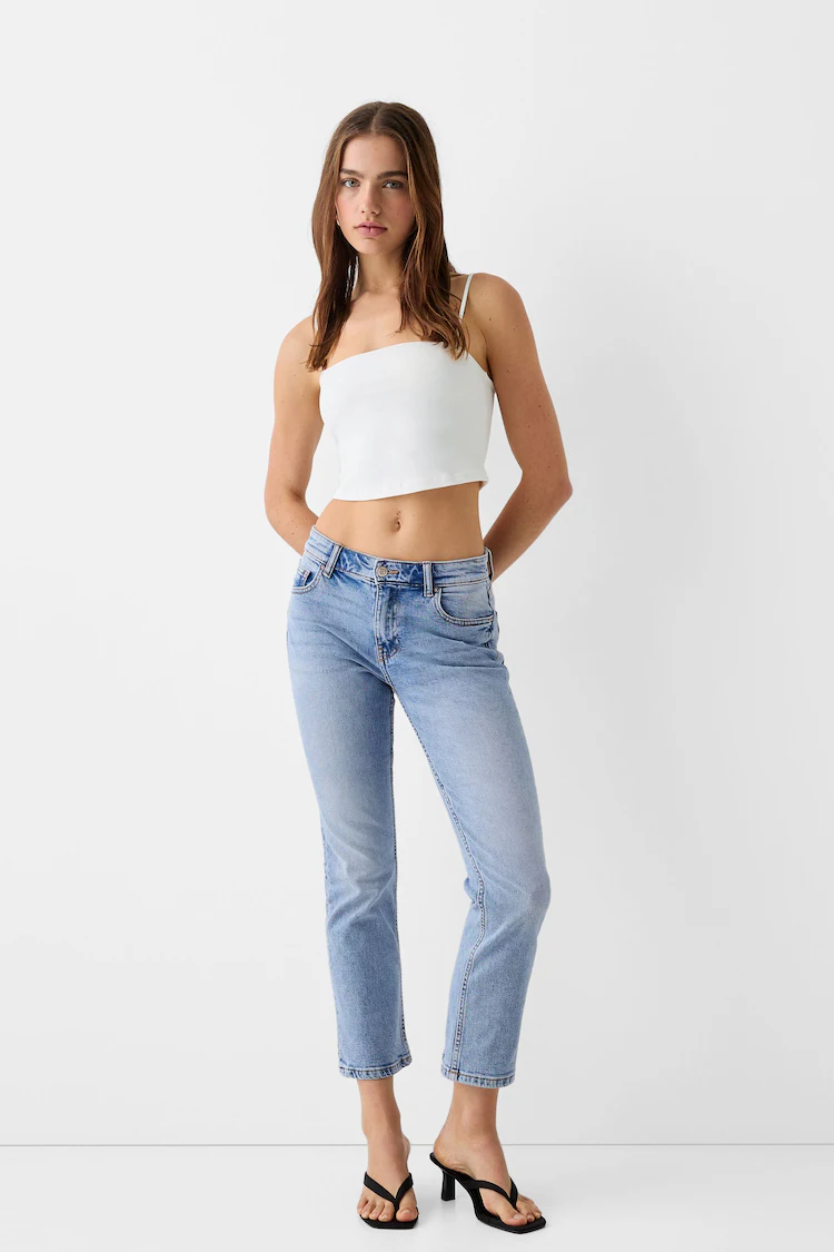 Джинсы Bershka: https://www.bershka.com/de/cropped-schlaghose-c0p150266990.html?colorId=428