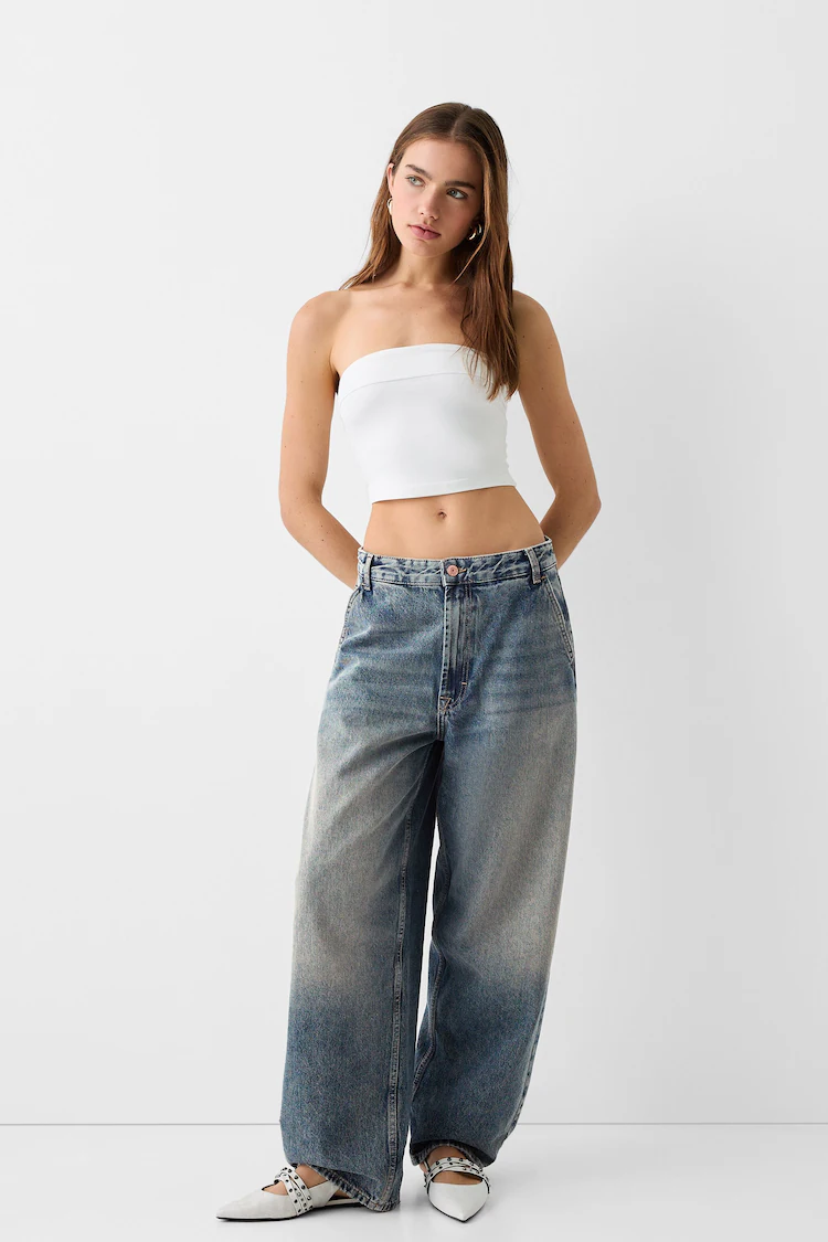 Джинсы Bershka: https://www.bershka.com/de/skater-fit-jeans-im-washed-look-c0p152036079.html?colorId=426