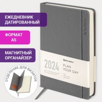 Ежедневник датированный 2024 А5 138x213 мм, BRAUBERG "Flap", под кожу, органайзер, серый, 114971: Цвет: Датированный ежедневник BRAUBERG "Flap" с двойной откидной крышкой на магните создан для удобства пользования.
Внутренний блок включает 168 листов тонированной бумаги плотностью 70 г/м2. Каждая страничка имеет перфорированный угол. Благодаря стандартному формату А5 (138х213 мм) датированный ежедневник удобно использовать как в офисе, так и на выездных деловых встречах. Твердая обложка стилизована под кожу с имитацией фактуры ткани "холст" благородного серого цвета с двойной откидной крышкой на магните под которой удобно хранить визитки и карточки. Материал обложки подходит для горячего тиснения. Дополнением является закладка-ляссе, с помощью которой при необходимости можно быстро открыть ежедневник на нужной странице. Помимо прочего, ежедневник снабжен обширным справочным материалом.Датированный ежедневник BRAUBERG "Flap" идеально подойдет для офисных работников и людей, занимающихся бизнесом, ценящих свое драгоценное время.