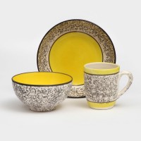 Набор посуды "Алладин", керамика, желтый, 3 предмета: салатник 700 мл, тарелка 20 см, кружка 350 мл, 1 сорт, Иран: Цвет: Набор керамической посуды для тех, кто ценит качество и красоту.<h3>Посуда имеет ряд преимуществ:</h3><ul><li>выполнена из высококачественной керамики, что обеспечивает прочность и долговечность;керамика является экологически чистым материалом, не содержит вредных веществ;легко моется;форма тарелки позволяет красиво оформить блюда и сделать подачу более привлекательной.</li></ul><h3>Эксплуатация:</h3><ul><li>керамическую посуду можно использовать только для запекания блюда в печи, духовке. На открытый огонь (газовую, электрическую плиту с конфорками) ее ставить нельзя;нельзя подвергать керамическую посуду резким перепадам температуры (например, ставить керамический горшочек с помещенными внутрь продуктами для приготовления в раскаленную духовку);для мытья рекомендуется использовать горячую воду, пищевую соду или мягкие моющие средства;перед первым использованием керамическую посуду рекомендуется замочить в прохладной воде. Вода должна покрывать изделие целиком.</li></ul>
