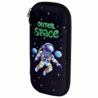 Пенал ЮНЛАНДИЯ, 1 отделение, карман, полиэстер/EVA, 22х10х5 см, "Outer space", 273192: Цвет: Пенал каркасный ЮНЛАНДИЯ выполнен из современного и экологичного материала EVA с эффектом из ткани. Вмещает до 50 канцелярских предметов стандартного размера.
: ЮНЛАНДИЯ
: Китай
: Школа
: Пеналы
: Пеналы каркасные
Пенал прямоугольной формы с одним вместительным отделением. Внутри карман из сеточки. Вмещает до 50 канцелярских предметов стандартного размера. Пенал оснащен молнией с двумя металлическими бегунками.Благодаря каркасу пенал отлично сохраняет форму. Материал каркаса пенала EVA – легкий, не вызывает аллергии, поверхность с покрытием из ткани. Снаружи дизайн дополнен уникальным 3D-эффектом – выпуклым рельефным изображением.Пенал имеет оптимальный размер 22х10х5 см для размещения в нем всех необходимых для школы письменных предметов и канцелярии. Удобный и вместительный, не займет много места в ранце или рюкзаке. Поставляется в прозрачной упаковке с европодвесом.Отлично подойдет для дошкольников и школьников, в качестве подарка для выпускников детских садов, первоклассников, а также на день рождения ребенку любого возраста.