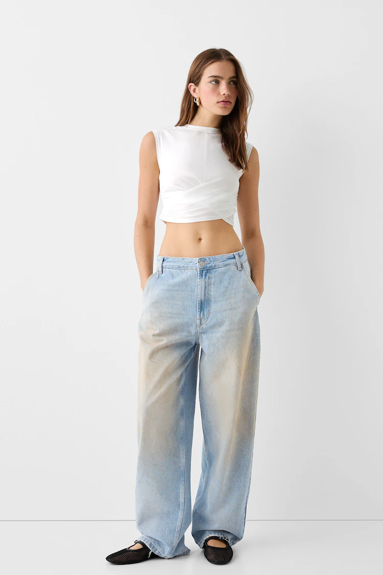 Джинсы Bershka: https://www.bershka.com/de/skater-fit-jeans-im-washed-look-c0p152036082.html?colorId=406