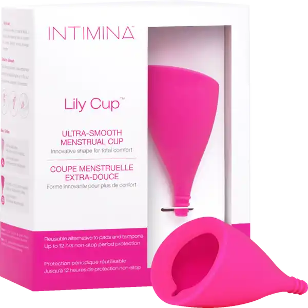 Intimina Lily Cup B Menstruationstasse: Цвет: Produktbeschreibung und details Lily Cup ist die neue Generation in der Monatshygiene  eine ultraweiche wiederverwendbare Menstruationstasse aus medizinischem Silikon Die schlanke und flexible Tasse fr deren Form die Natur Pate stand bietet Ihnen absolute Bequemlichkeit und Komfort whrend Ihrer Periode Lily Cup wurde speziell auf die Bedrfnisse Ihres aktiven Lebensstils zugeschnitten Sie bietet lang anhaltenden Schutz bis zu  Stunden an starken sowie schwcheren Tagen und macht so ein stndiges Wechseln berflssig geeignet fr Frauen die narlich entbunden undoder einen schwachen Beckenboden haben keine Gerche oder Reizungen  Stunden Schutz Tag oder Nacht fr starke und leichte Tage aus  krpervertrglichem medizinischen Silikon keine Verbindung zum TSS so bequem und weich dass Sie sie kaum spren ultimative Diskretion ohne Fden und Einlagen perfekt fr alle Aktivitten des Alltags wie Schwimmen Laufen oder Tanzen wiederverwendbar und umweltfreundlich leicht zu fassender Stiel Fassungsvermgen ca  ml Mae H ca    cm Farbe Pink Toxic Shock Syndrome Anwendung und Gebrauch Die Anwendung von Lily Cup ist einfach  Tasse einfach falten einfhren und innerhalb von  Stunden  bis  Mal entleeren Nach dem Einfhren entfaltet sie sich schliet dicht mit Ihrer Scheidenwand ab und bietet bis zu  Stunden auslaufsicheren Schutz Zum leichteren Entfernen wird Lily Cup nicht so weit wie ein Tampon eingefhrt Zur Reinigung entfernen Sie einfach Ihre Tasse und waschen sie Jetzt knnen Sie sich Ihren Aufgaben widmen und wissen dass Lily Cup Sie schtzt Hinweis Welche Gre die richtige fr Sie ist hngt in erster Linie von Ihrer Anatomie und eventuellen Entbindungen ab Es gibt jedoch eine Reihe weiterer Faktoren die bei der Auswahl der passenden Gre zu bercksichtigen sind Die Strke der Menstruationsblutung ist bei der Auswahl Ihrer Gre nicht entscheidend da Lily Cup nach Bedarf entfernt und geleert wird Anatomie Dies ist der wichtigste Faktor den Sie bei der Grenauswahl bercksichtigen mssen Unabhngig von Alter oder Menstruationsstrke empfehlen wir Frauen mit engem Vaginalkanal die Gre A und Frauen mit weiterem Vaginalkanal die Gre B Jungfrulichkeit Wir empfehlen Frauen die noch keinen Geschlechtsverkehr hatten die Gre A Bei Bedenken hinsichtlich des Jungfernhutchens fragen Sie bitte vor der Verwendung Ihren Arzt Schwangerschaft Eine Geburt kann hufig die Form der Scheide verndern und die Beckenbodenmuskulatur schwchen Daher empfehlen wir Gre B fr alle Frauen die natrlich entbunden haben Beckenbodenmuskulatur Die Beckenbodenmuskulatur spielt eine wichtige Rolle fr das Tragen der Menstruationstasse da die Muskeln die Tasse in der richtigen Position halten Wie andere Muskeln verliert auch die Beckenbodenmuskulatur mit zunehmendem Alter an Elastizitt zB aufgrund von Schwangerschaften oder hormonellen Vernderungen Wir empfehlen Gre B fr Frauen mit einer Beckenbodenschwche oder anderen Beckenbodenstrungen wie zB Inkontinenz
https://www.rossmann.de/de/pflege-und-duft-intimina-lily-cup-b-menstruationstasse/p/7350022276413