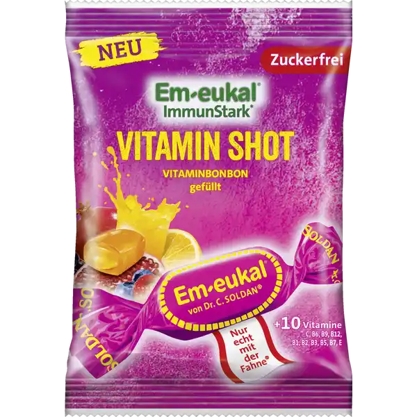 Em-eukal ImmunStark Vitamin-Shot: Цвет: https://www.rossmann.de/de/gesundheit-em-eukal-immunstark-vitamin-shot/p/4009077026094
Produktbeschreibung und details Der Emeukal ImmunStark Vitamin Shot ist zuckerfrei und enthlt gleich  Vitamine Mit Fruchtsaftkonzentrat aus Granatapfel und wertvollem Orangenl berzeugt er durch seinen spritzigfruchtigen Geschmack in Mantel und Fllung Fruchtbonbons mit Vitaminen zuckerfrei mit  Vitaminen C B B B B B B B B und E Nur echt mit der Fahne  Garant fr hchste Premiumqualitt und Bonbonkochkunst Lebensmittelunternehmer Name Dr C Soldan GmbH Adresse DrCarlSoldanPlatz   Adelsdorf Deutschland Rechtlich vorgeschriebene Produktbezeichnung Gefllte Fruchtbonbons mit Vitaminen mit Sungsmitteln Zutaten Sungsmittel Isomalt Maltitsirup Extrakte Spitzwegerich Ingwer Kurkuma  natrliches KurkumaAroma Vitamin C Vitamin B Vitamin B Vitamin B Vitamin B natrliche Aromen Menthol Eukalyptusl frbende Frucht und Pflanzenkonzentrate Cassis Karotte Fruchtsaftkonzentrate Cassis Apfel Suerungsmittel Citronensure Feuchthaltemittel Glycerin Sungsmittel Sucralose Kann Spuren von GLUTEN enthalten Nhrwerte Durchschnittliche Nhrwertangaben pro  g Tagesdosis Referenzwert  der Referenzmenge fr die tgliche Zufuhr Energie  kj   kcal Fett  g davon  gesttigte Fettsuren  g Kohlenhydrate  g davon  Zucker  g Eiwei  g Salz  g NRV Vitamin C  mg   Vitamin B  mg   Folsure  g   Vitamin B  g   Pantothensure  mg