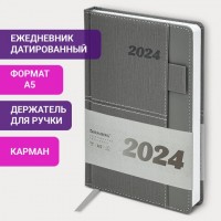 Ежедневник датированный 2024 А5 138х213 мм BRAUBERG "Pocket", под кожу, карман, держатель для ручки, серый, 114992: Цвет: Серия "Pocket" создана для тех, кто ценит комфорт и удобство.
Внутренний блок включает 168 листов белой бумаги плотностью 70 г/м2. Каждая страничка имеет перфорированный угол. Благодаря стандартному формату А5 (138х213 мм) датированный ежедневник удобно использовать как в офисе, так и на выездных деловых встречах. Твердая обложка стилизована под кожу и выполнена в темно-зеленом цвете. Подходит для горячего тиснения.Дополнением является закладка-ляссе, с помощью которой при необходимости можно быстро открыть ежедневник на нужной странице, держатель для ручки и карман для разных мелочей, расположенный на передней стороне обложки. Помимо прочего, ежедневник снабжен справочным материалом.