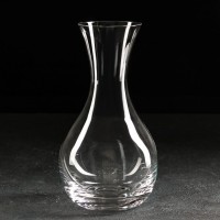 Декантер, 1,25 л: Цвет: Bohemia Crystal — это один из крупнейших производителей хрустального стекла в Чехии. В продукции компании находят свое отражение богатые традиции богемского хрустального стекла. Качество, практичность и стиль — главные показатели, на которые ориентируется бренд в своей деятельности.</p><h3>Преимущества:</h3><ul><li>долговечность - сохраняет блеск долгие годы;</li><li>устойчивость к царапинам и сколам.</li></ul><h3>Как правильно мыть и хранить декантер:</h3><ol><li>Так как красное вино окрашивает посуду, постарайтесь сразу после дегустации ополоснуть сосуд;</li><li>Наполните графин теплой (не горячей) водой и оставьте его в таком виде дожидаться мытья.</li><li>Лучше всего стенки и дно отмоют профессиональные моющие средства для ухода за стеклом и хрусталем.</li><li>Для избавления от красного налета используются шарики для чистки декантеров или специальные щетки.</li><li>Сушить графин желательно в перевернутом виде на полотенце. В таком же виде рекомендуется хранить, чтобы исключить оседание пыли..</li></ol><h3>Примечание:</h3>Обратите внимание, что декантер нельзя мыть обычным средством для посуды! Оно оставит запах, который впоследствии передастся напитку. Не используйте жесткие губки, которые могут повредить внутреннюю поверхность сосуда.</p>
: Bohemia Crystal
