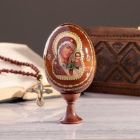 Сувенир Яйцо на подставке икона "Божья Матерь Казанская" крупноликая: 