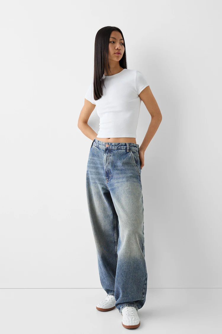 Джинсы Bershka: https://www.bershka.com/de/skater-fit-jeans-im-washed-look-c0p152091063.html?colorId=426&stylismId=4