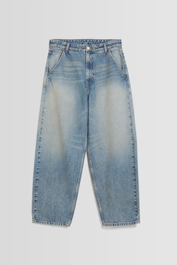 Джинсы Bershka: https://www.bershka.com/de/skater-fit-jeans-im-washed-look-c0p152082145.html?colorId=432&stylismId=4