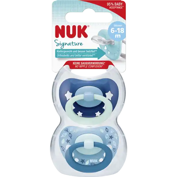 NUK Beruhigungssauger Signature Blau/Dunkelblau 6-18 Monate: Цвет: Produktbeschreibung und details NUK Signature Schnuller Von der Natur geformt Mit Liebe designt Sieh dir dieses kleine Gesicht an Diesen unverwechselbaren Ausdruck wenn dein Baby sein angeborenes Bedrfnis zu saugen stillt Die Antwort der NUK Signature Schnuller auf diese natrliche Notwendigkeit ist die vollkommen natrliche NUK Form Das Original Er ist einer Brustwarze beim Stillen nachempfunden So frdert er eine gesunde orale Entwicklung Denn es ist erwiesenermaen so dass natrliches Saugen nicht nur zur Einnahme von Nahrung dient sondern auch hilft wichtige Fhigkeiten wie richtiges Schlucken Kauen und letztlich auch Sprechen zu entwickeln Der NUK Schnuller ist so flach dnn und schmal dass er perfekt in den kleinen Mund passt und der Zunge genug Raum fr natrliche Saugbewegungen lsst Die Richtigkeit dieser Form ist von  der Kieferorthopden anerkannt die besttigen dass NUK Schnuller keine Zahn oder Kieferfehlstellungen verursachen Der beliebte NUK Schnuller begeistert nun mit einem wundervollen neuen Design Es verleiht dem berhmten herzfrmigen Mundschild noch flieendere weichere Formen und bringt den charmanten kleinen Ring modisch auf den neuesten Stand Fr einen neuen Klassiker der dieses kleine Gesicht noch niedlicher aussehen lsst Der Nachhaltigkeit zu Liebe NUK Schnuller mit wiederverwendbarer Verpackung Nachhaltigkeit wird bei ihnen grogeschrieben Sie mchten Eltern die Mglichkeit geben die Verpackung nach dem Auspacken weiter zu verwenden statt sie wegzuwerfen Jeder NUK Schnuller kommt daher nun in einer stabilen wiederverwendbaren Box die den Schnuller sauber hlt und schtzt  vor allem fr unterwegs eine ideale Lsung um Babys liebsten Begleiter vor Schmutz und Nsse zu bewahren Zudem ist sie fr eine hygienische Reinigung in der Mikrowelle geeignet NUK Schnuller werden zu  in Deutschland hergestellt Natrlich sind sie BPA  frei und entsprechen der Europischen Sicherheitsnorm EN kiefergerechtestes NUK ClassicLutschteil aller Zeiten  fr die gesunde Gesamtentwicklung von Babys herzfrmiges Mundschild mit noch flieenderen weicheren Formen  mit modischem Ring zum Greifen dnner und schmaler Saugerhals  verringert den Druck auf Kiefer und Zhne flaches Lutschteil und glatte Unterseite  fr mehr Freiraum fr die natrliche Saugbewegung wiederverwendbare Schnullerbox BPA frei Unabhngige Marktforschung  Kieferorthopden  Kinderrzte  Hebammen Deutschland  Kontaktdaten Mapa GmbH Industriestrae   Zeven wwwnukcom UrsprungslandHerkunftsort Deutschland
https://www.rossmann.de/de/baby-und-spielzeug-nuk-beruhigungssauger-signature-blaudunkelblau-6-18-monate/p/4008600380092