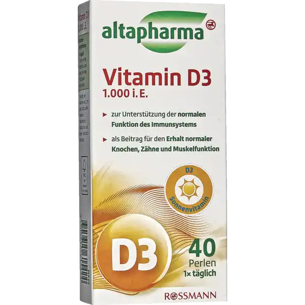 altapharma Vitamin D3 1.000 i.E.: Цвет: https://www.rossmann.de/de/gesundheit-altapharma-vitamin-d3-1000-ie/p/4305615615424
Produktbeschreibung und details altapharma Vitamin D  iE Neuere Forschungen haben gezeigt dass Vitamin D ein wahres Multitalent fr die Gesundheit ist Vitamin D kommt in Lebensmitteln wie z B Leber Fisch Eiern Milchprodukten und Pilzen in bedeutsamen Mengen vor Neben der Nahrung ist auch vor allem das Sonnenlicht eine wichtige Vitamin DQuelle da der Krper mit Hilfe von Sonnenlicht Vitamin D in der Haut selber bilden kann Die Eigenproduktion des Krpers ber die Haut reicht manchmal nicht aus um den Vitamin DBedarf zu decken Insbesondere in den dunkleren Herbst und Wintermonaten in denen das Immunsystem besonders beansprucht wird bildet der Krper weniger Vitamin D Altapharma Vitamin DPerlen spielen auch im Calciumstoffwechsel eine wichtige Rolle Vitamin D trgt zum Erhalt normaler Knochen und Zhne und zu einer normalen Muskelfunktion bei Zustzlich hat es eine Funktion bei der Zellteilung und untersttzt die normale Funktion des Immunsystems zur Untersttzung der normalen Funktion des Immunsystems als Beitrag fr den Erhalt normaler Knochen Zhne und Muskelfunktion Sonnenvitamin D Lebensmittelunternehmer Name Dirk Rossmann GmbH Adresse Isernhgener Strae   Burgwedel wwwrossmannde UrsprungslandHerkunftsort Hergestellt in Deutschland Rechtlich vorgeschriebene Produktbezeichnung Nahrungsergnzungsmittel mit Vitamin D Zutaten Sonnenblumenl Gelatine Feuchthaltemittel Glycerin Cholecalciferol Farbstoff Riboflavin Laktosefrei glutenfrei Nhrwerte Durchschnittliche Nhrwertangaben pro  g pro  Portion pro Portion  Perle Energie  kj   kcal  kj   kcal Fett  g amplt  g davon  gesttigte Fettsuren  g amplt  g Kohlenhydrate  g amplt  g davon  Zucker amplt  g  g Eiwei  g amplt  g Salz  g  g NRV Vitamin D  g   Anwendung und Gebrauch Verzehrempfehlung  tglich  Perle vor der Mahlzeit unzerkaut mit etwas Flssigkeit verzehren Gebrauch Aufbewahrung und Verwendung Aufbewahrungs und Verwendungsbedingungen Trocken vor Wrme und Licht geschtzt aufbewahren Warnhinweise und wichtige Hinweise Warnhinweise Bitte auerhalb der Reichweite von kleinen Kindern aufbewahren Die empfohlene tgliche Verzehrmenge darf nicht berschritten werden Nahrungsergnzungsmittel sind kein Ersatz fr eine ausgewogene und abwechslungsreiche Ernhrung sowie eine gesunde Lebensweise