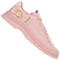 PUMA x Hello Kitty Utility Women Sneakers 372974-01: Цвет: https://www.sportspar.com/puma-x-hello-kitty-utility-women-sneakers-372974-01
Brand: PUMA Collaboration with Hello Kitty Upper material: leather (suede) Inner material: textile Sole: rubber Brand logo on the tongue, exterior, heel and sole Closure: lacing PUMA formstrips on both sides Hello Kitty bow graphic on tongue and exterior Easy-care natural suede upper with gold accents Low cut, ends below the ankle round toe with wide, structured toe cap Perforation on both sides improves air circulation massive and strong profile sole Stability and traction even in bad weather and rough terrain Padded entrance and stabilized heel area removable insole pleasant wearing comfort NEW, with box &amp; original packaging
