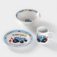 Набор детской посуды из керамики «Синий трактор», 3 предмета: кружка 240 мл, миска d=18 см, тарелка d=19 см: Цвет: <h2>Набор керамической посуды с любимым героем - это идеальный выбор для вашего ребёнка.</h2><h2>Преимущества керамической посуды:</h2><ul><li>Посуда долговечна и экологически безопасна.Посуду можно использовать в микроволновой печи, духовом шкафу и посудомоечной машине.Покрытие не трескается и не тускнеет со временем.Посуда выдерживает низкие и высокие температуры.Блюда в ней можно хранить в течение длительного времени.Пища, приготовленная в такой посуде, сохраняет все полезные свойства, очень вкусная и ароматная.</li></ul><h2>Эксплуатация:</h2><ul><li>Не следует посуду подвергать термическому шоку, к примеру, после готовки сразу помещать под холодную воду или на разогретую посуду класть замороженный продукт.Не использовать металлические губки.Мыть в теплой воде с добавлением моющего средства.После первой готовки не закрывать посуду крышкой, дать подышать материалу во избежание появления запаха от приготовленного блюда (помните, что глина – живой материал!).</li></ul>
