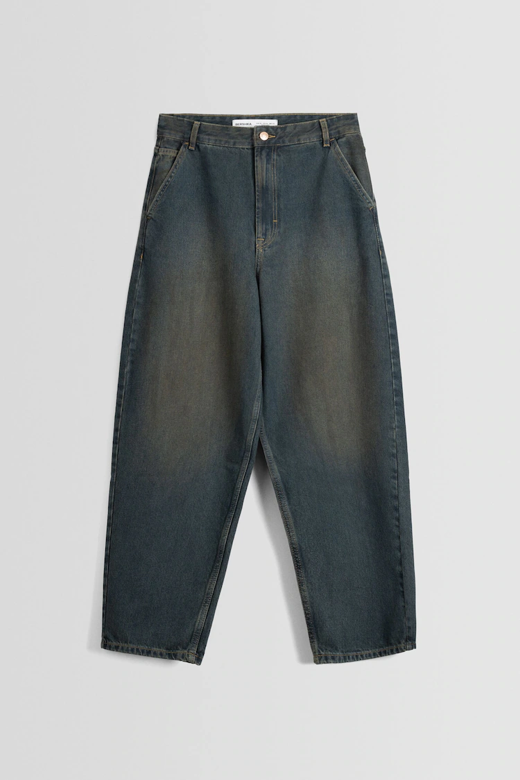 Джинсы Bershka: https://www.bershka.com/de/skater-fit-jeans-im-washed-look-c0p152081863.html?colorId=525&stylismId=4