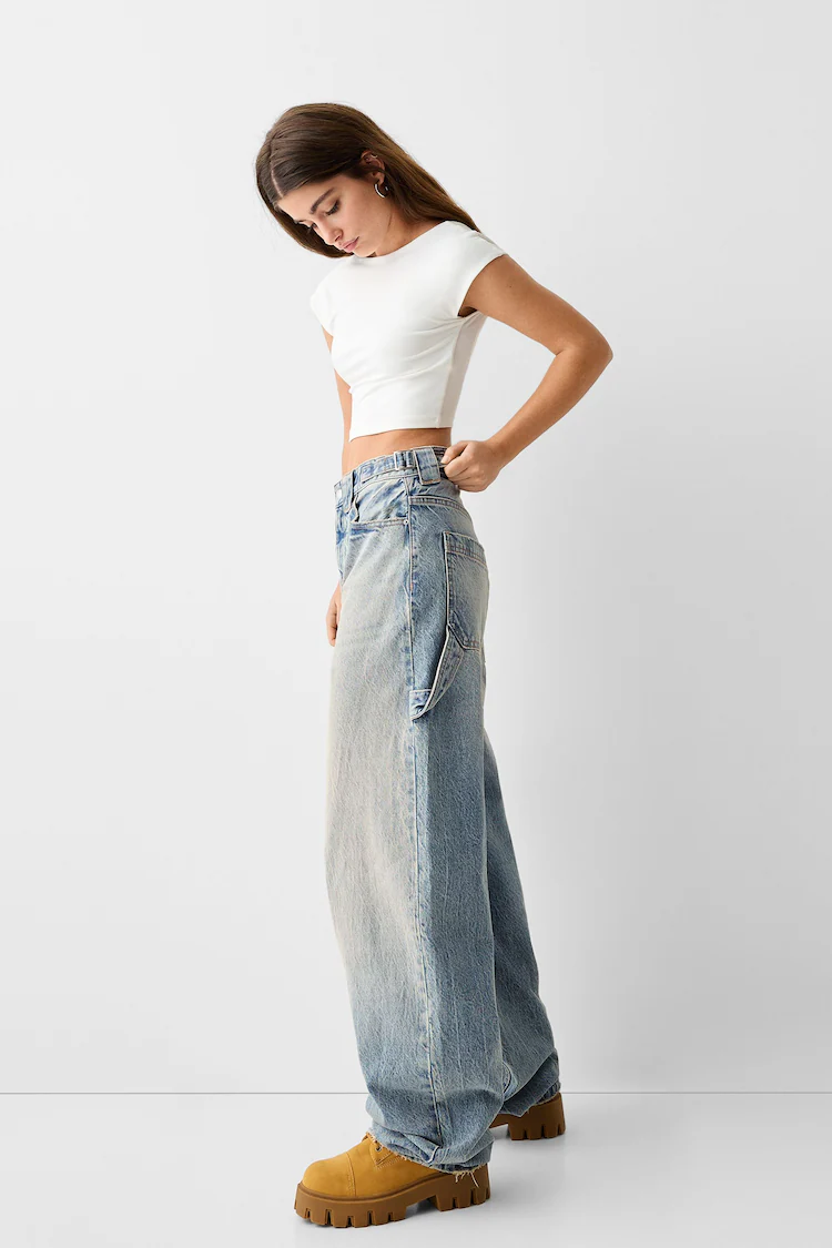 Джинсы Bershka: https://www.bershka.com/de/baggy-jeans-im-workwear-look-c0p158335110.html?colorId=426&stylismId=1