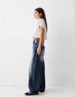 Джинсы Bershka: https://www.bershka.com/de/baggy-jeans-im-workwear-look-c0p160377403.html?colorId=401&stylismId=1