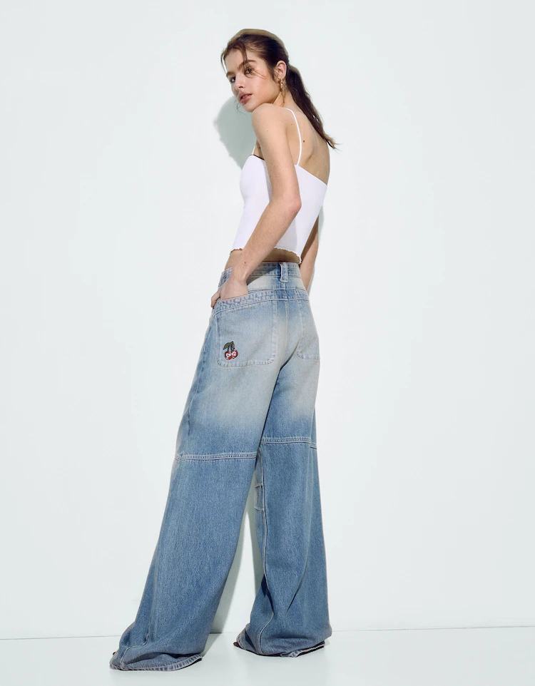 Джинсы Bershka: https://www.bershka.com/de/super-baggy-fit-jeans-mit-stickerei-c0p155976313.html?colorId=428