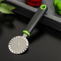 Нож для пиццы и теста ребристый Доляна Lime, 19?6 см, цвет чёрно-зелёный: 