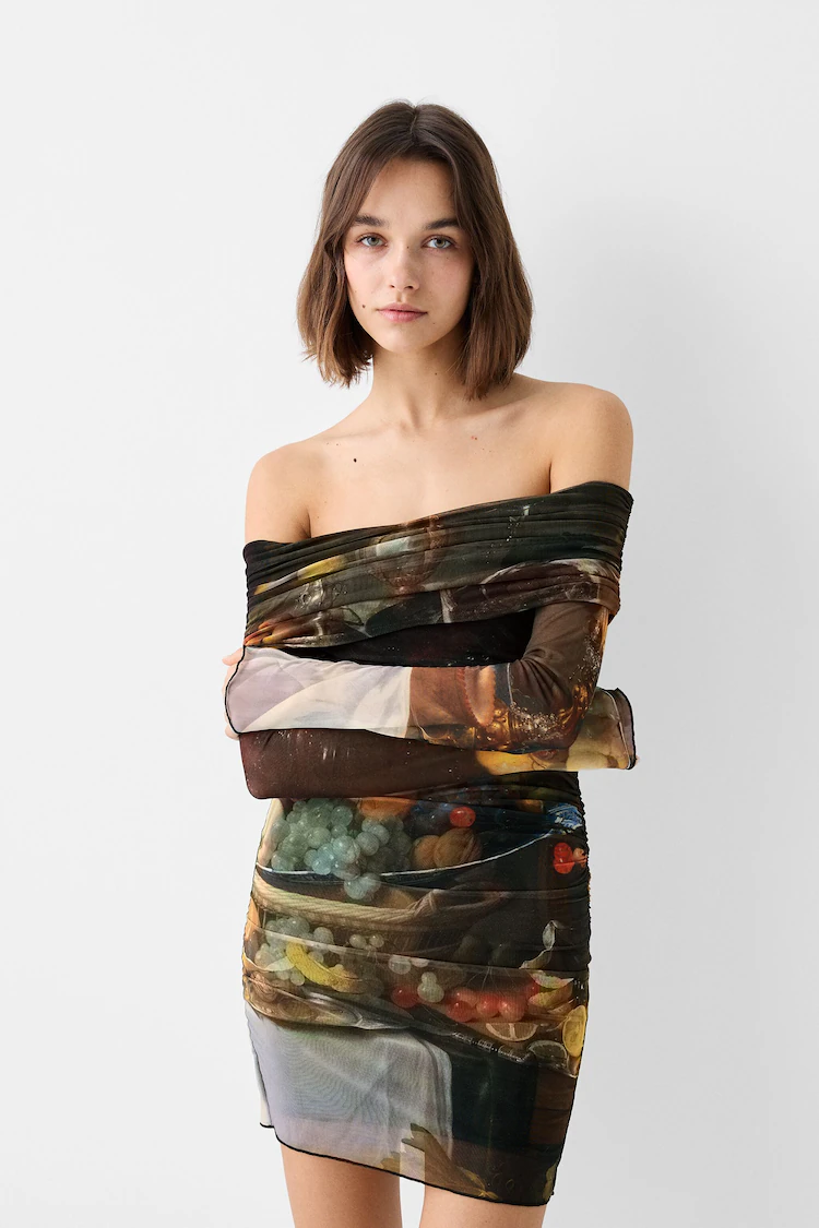 Платье Bershka: https://www.bershka.com/de/minikleid-jan-davidszoon-de-heem-mit-langen-%C3%A4rmeln-bardot-ausschnitt-t%C3%BCll-und-print-c0p152040327.html?colorId=800