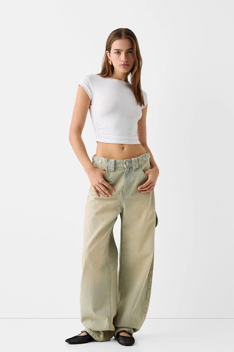 Брюки Bershka: https://www.bershka.com/de/baggy-jeans-im-workwear-look-c0p152040268.html?colorId=406