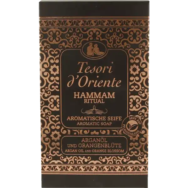 Tesori dOriente Aromatische Seife HAMMAM Arganl amp Orangenblte: Цвет: Produktbeschreibung und details Die Hammam Ritual Seife wurde in Anlehnung an die Wellness und Schnheitszeremonien im trkischen Bad entwickelt Der sinnliche Duft nach Orangenblten in Verbindung mit wrzigen Noten verwhnt die Sinne schon beim Hndewaschen Die aromatische Seife angereichert mit Arganl und rckfettenden Substanzen hinterlsst die Haut weich seidig und langanhaltend parfmiert Die Anwendung ist nicht nur fr Hnde und Gesicht sondern auch fr den ganzen Krper geeignet dermatologisch getestet Kontaktdaten Lornamead GmbH Harckesheyde  D Norderstedt UrsprungslandHerkunftsort Italien Inhaltsstoffe Sodium Palmate Sodium Palm Kernelate Aqua Parfum Glycerin Argania Spinosa Kernel Oil Citrus Aurantium Amara Flower Extract Sodium Chloride Tetrasodium EDTA Tetrasodium Etidronate Phenoxyethanol Ethylhexylglycerin Amyl Cinnamal Citral Citronellol Coumarin Geraniol Limonene Linalool Caramel
https://www.rossmann.de/de/pflege-und-duft-tesori-doriente-aromatische-seife-hammam-arganoel-und-orangenbluete/p/8008970054971