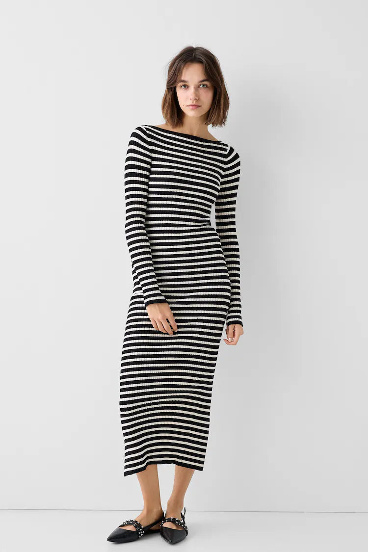 Платье Bershka: https://www.bershka.com/de/strickmidikleid-mit-langen-%C3%A4rmeln-bateau-ausschnitt-und-patentmuster-c0p149434993.html?colorId=040