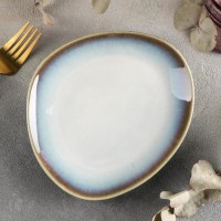 Блюдо фарфоровое для подачи Magistro «Пэвэти», d=18,2 см, цвет голубой: Цвет: Нежная серия посуды «Пэвэти» от торговой марки Magistro влюбляет в себя с первого взгляда. Изделия выполнены в небесных оттенках с бежевой окантовкой, что придаёт им незабываемый и утончённый вид.</p>Вся посуда изготовлена из качественного фарфора и отличается высокой прочностью, устойчива к появлению царапин и резким перепадам температур. Посуда «Пэвэти» подходит как для праздничной, так и для ежедневной сервировки.</p>Можно использовать в СВЧ и посудомоечной машине.</p>
: Magistro
: Китай
