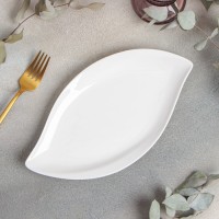 Блюдо фарфоровое Magistro «Ладья», 27?14,5 см, цвет белый: Цвет: Серия посуды «Бланш» торговой марки Magistro — безошибочный выбор для сервировки стола. Предметы серии выполнены из качественного фарфора с высоким содержанием каолина и покрыты нежно-белой глазурью.</p>Такую посуду можно использовать для оформления стола в стилях:</p><ul class="round"><li>прованс;</li><li>экостиль;</li><li>кантри;</li><li>шебби-шик;</li><li>минимализм</li></ul>Посуду Magistro можно использовать в профессиональной сфере: кафе, ресторанах, барах и других заведениях общественного питания.</p>Подходит для мойки в посудомоечных машинах.</p>
: Magistro
: Китай
