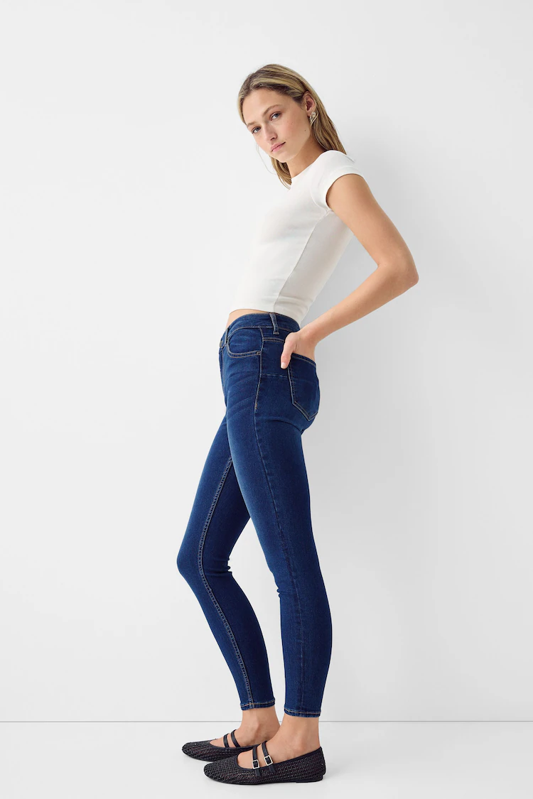 Джинсы Bershka: https://www.bershka.com/de/push-up-skinny-jeans-c0p152036084.html?colorId=400