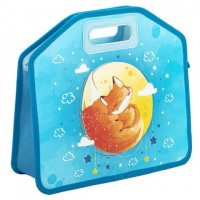 Папка-сумка ЮНЛАНДИЯ, 1 отделение, фетровые ручки, 34х30х11 см, "Moon fox", 270996: Цвет: Папка-сумка на молнии с ручками ЮНЛАНДИЯ выполнена из пластика, имеет уплотненные фетром двойные ручки в корпусе, по по краям окантована тканью. Застежка-молния расположена по верхнему краю папки.
: ЮНЛАНДИЯ
: Китай
: Школа
: Папки и сумки для тетрадей, уроков труда
: Папки-сумки с ручками
Практичная широкая папка-сумка на молнии защитит содержимое от замятий и повреждений. Яркая и четкая печать дизайна с двух сторон папки. Застегивается на молнию по верхнему краю. Двойные фетровые ручки способствуют комфортной переноске при большой нагрузке. Прорезиненный материал на дне и по бокам папки создает водонепроницаемый эффект. Размер – 34х30 см, глубина – 11 см. Широкий формат товара позволяет разместить большое количество канцелярских принадлежностей для творчества внутри, в том числе стакан-непроливайку и листы формата А4. Индивидуальная упаковка (полиэтиленовый пакет с европодвесом) сохраняет товар при транспортировке и позволяет удобно разместить его для клиента.