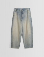 Джинсы Bershka: https://www.bershka.com/de/skater-fit-jeans-im-washed-look-c0p152082066.html?colorId=426&stylismId=6
