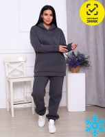 Костюм: Цвет: Производитель: ТМ Плиона
Пол: ЖЕНСКИЙ
Полотно: футер трёхнитка начёс
Состав: 65% хб, 35% пэ
Возраст: взросл
Костюм из футера 3-х нитка с начесом. Толстовка с капюшоном, рукав длинный со спущенной линией плеча, манжеты на рукавах, по низу пришит пояс. Брюки на поясе с широкой резинкой, пояс отстрочен тремя отделочными строчками. Брюки с карманами, по низу вшита широкая резинка. На переде толстовки и на брюках буквенный принт. Костюм на рост 170.
Пол: Женщина
3239.50 руб. - 52 графит